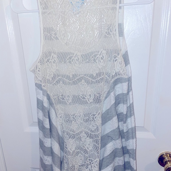 Sz medium grey and white lace back sleeveless shirt - Picture 3 of 4